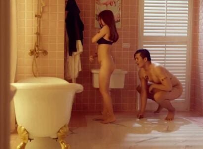 สามีแฝงตัวเพื่อให้สาวอาบน้ำ