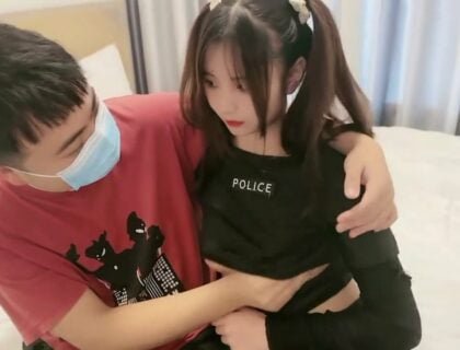 พ่อแม่อยู่ห่างจากพี่ชายที่มีความสุขกับน้องสาวของเธอ