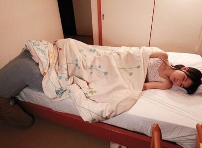 หลานสาวพบความรักครั้งแรกที่ทำให้ลุงของเขาสับสนตลอดทั้งคืน