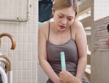 สามีอยู่ห่างจากอ้อมแขนของภรรยา