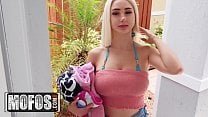 Clip Skylar Vox ท้าทายสาวสวยในชุดสีม่วงเย็น