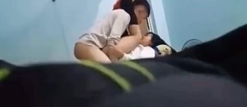 อยากแอบแอบเข้ากับแฟนของเธอพ่อแม่ก็เข้ามาทันใด