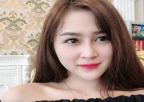 นักเรียนเล่นม้าอย่างมีความสุขกับคนรักของเขา