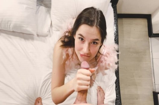 น้องชายตื่นขึ้นมาน้องสาวของเขาถึงวิธีการดูดอย่างชำนาญ