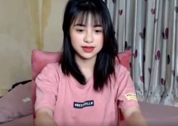 เธอแสดงความโค้งที่มีเสน่ห์และเย้ายวนใจของเธอ