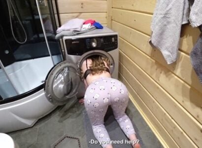ช่วยน้องสาวของเธอมีปัญหาในห้องน้ำเพื่อเพลิดเพลินกับความคุ้มค่าของเธอ