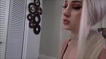 Skylar Vox ขี่ไก่ขนาดใหญ่
