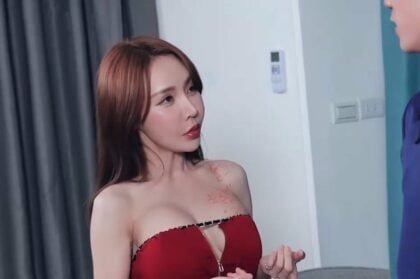 เด็กสาวได้รับการดูแลโดยหญิงสาวของเธอ